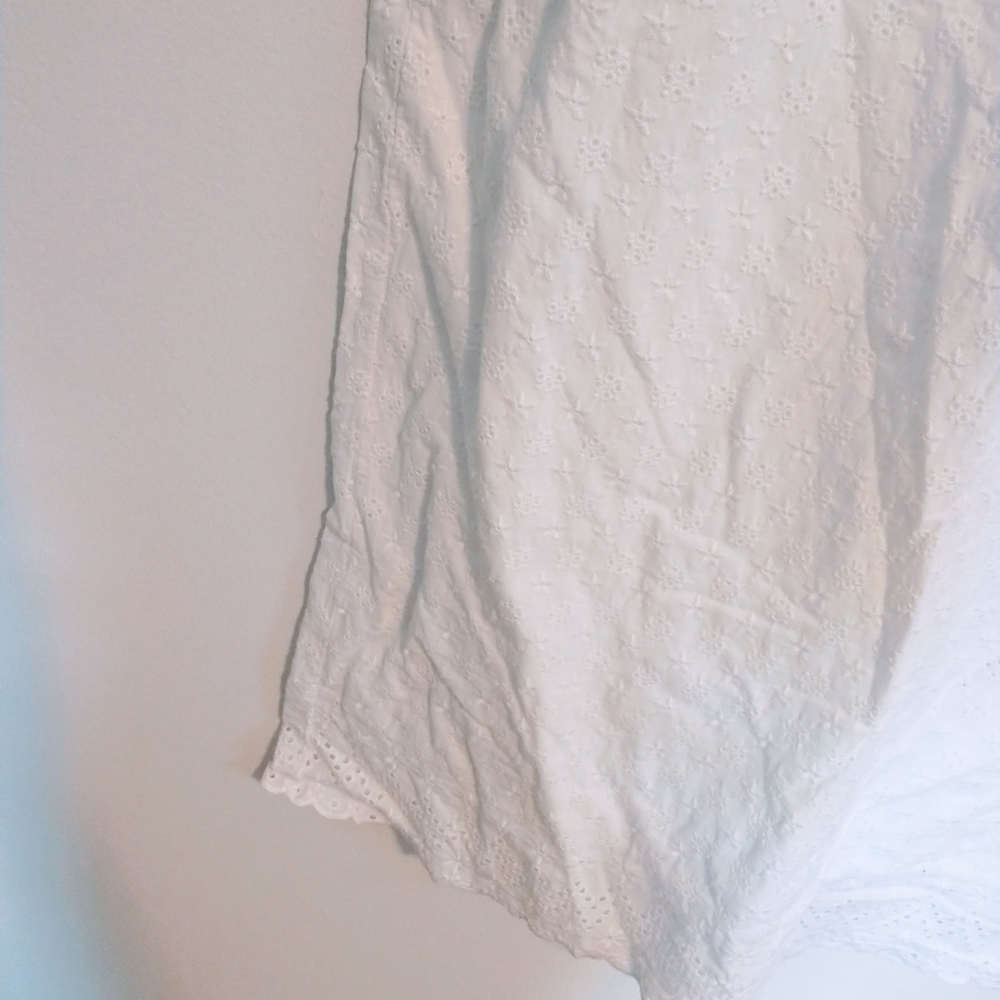 Gap eyelet white dress with elastic neckline.  Lined with short sleeves, size sm - Picture 4 of 5